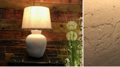 Lámpara de salón de piedra arenisca acabado beige arena, pantalla de algodón claro, 50cm