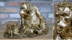 Estatuilla de un orangután jugando al ajedrez, en resina con acabado en oro antiguo, 35cm
