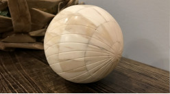 Bola decorativa de madera de mango con acabado perlado, Ø10cm
