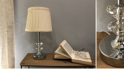 Lámpara de mesita de noche en metal cromado y rombos acrílicos, pantalla trigo blando, 40cm