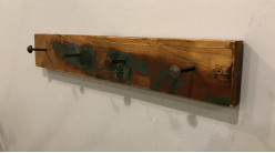 Perchero de madera reciclada patinada verde estilo rústico con clavos de carpintero, 48cm