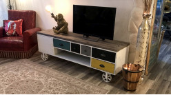 Mueble TV en metal acabado blanco y madera de abeto patinado natural, cajones de colores, 156cm