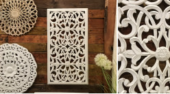 Encantadora decoración de pared de madera con motivos florales y pátina blanca envejecida