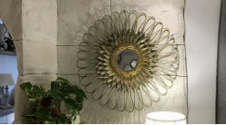 Decoración de pared con espejo de metal acabado dorado, forma de flor estilizada, Ø80cm