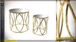 Serie de dos mesas redondas en metal dorado y cristal de 51 cm