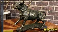 Estatuilla de animal que representa un toro, acabado de metal negro dorado