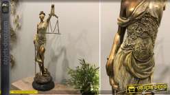 Estatuilla de la justicia Themis en resina imitación bronce dorado cobre 54 cm