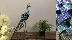 Escultura animal de un pavo real en colores industriales brillantes de metal