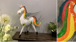 Escultura de un unicornio de metal para jardín, modelo con tocas naranjas