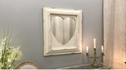 Espejo cuadrado de madera con forma de corazón en el centro, estilo romantico-chic