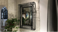 Espejo de metal acabado negro antracita, filamentos geométricos, 92cm
