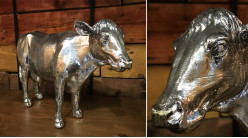 Representación de una vaca de resina, acabado plateado, efecto metal envejecido, 30cm