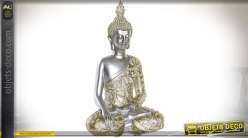 Representación de Buda en resina, acabados claros con traje dorado brillante, atmósfera chic, 28cm.