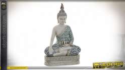 Representación de un Buda en meditación sobre una base, en resina con acabado blanco y notas brillantes, 29cm