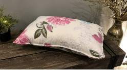 Cojín rectangular de algodón grueso, grandes flores rosas sobre fondo blanquecino, 60x40