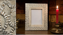 Marco de fotos en madera de mango con relieve en aluminio efecto cepillado, acabado blanqueado, fotos 13x18cm