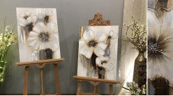 Serie de dos cuadros pintados, en relieve, representación de flores abstractas, 70cm