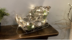 Trineo navideño de ratán con guirnalda LED incluida, acabado plateado brillante