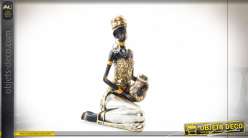 Figura de resina de estilo africano, representación de una mujer muy hermosa preparándose