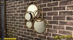 Espejo en metal acabado oro viejo, círculos entrelazados y superpuestos, estilo de diseño moderno, 59cm