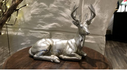 Estatuilla de resina de ciervo tumbado, acabado plata efecto envejecido, 27cm