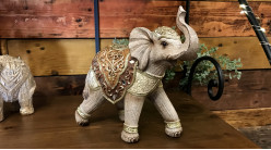 Representación de elefante con vestido oriental, acabado dorado y facetas espejadas, en resina efecto madera tallada, 24cm