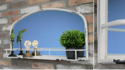Espejo de pared de metal redondeado, ambiente de campo antiguo, acabado crema efecto envejecido con repisa lateral, 80 cm