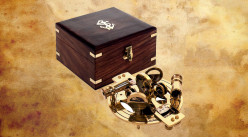 Reproducción de un sextante de latón dorado, con caja de madera maciza, 18cm.