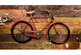 Bicicleta de pared grande en metal acabado rojo envejecido, ambiente vintage, 102cm