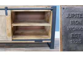 Mueble de TV de madera de mango macizo, puerta corredera sobre riel de hierro fundido, patas de metal negro, 160 cm