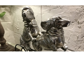 Estatuilla de perros en bicicleta, en resina y metal, acabado negro carbón y plata envejecida, 40cm