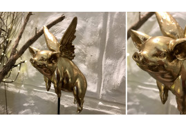 Cerdo alado de resina y metal, sobre peana, acabado oro viejo, decoración original