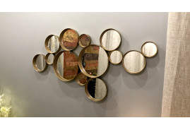 Decoración de pared con espejos múltiples de metal dorado y gofrado 126 x 66 cm