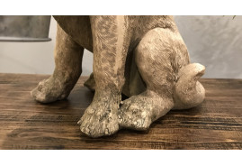 Estatua de perro imitación piedra con cubo de metal 28 cm