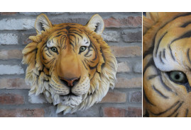 Trofeo de pared de resina que representa un tigre de Sumatra con mirada penetrante, acabado en colores cálidos, ambiente de safari, Ø50cm