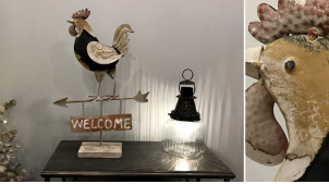Animal decorativo en metal, gallo en objeto retro del estilo del pedestal