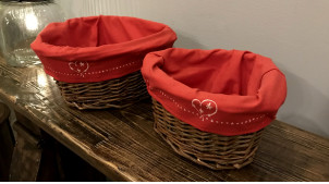 Serie de dos cestas de mimbre oscuro ovaladas, forros de tela roja con corazones bordados en fachadas, 27cm