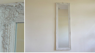 Espejo de resina y madera de estilo barroco, acabado blanco antiguo y reflejos dorados, ambiente chic, 130cm