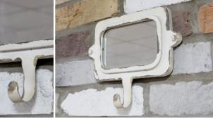 Espejo de pared pequeño con gancho, de metal acabado crema envejecido y trazos oxidados, ambiente vintage, 24cm