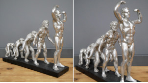 Estatuilla moderna de la evolución, en resina con acabado plateado envejecido y base de carbón negro, 33cm.