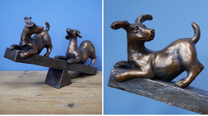 Estatuilla de resina de dos perros en un columpio, acabado en metal antiguo, 34cm