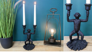 Original candelabro con un mono sujetando las dos velas, en resina acabado carbón negro, 25cm