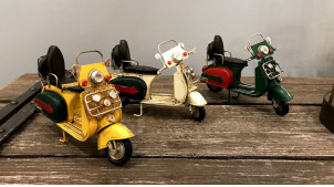Serie de 3 reproducciones de scooter de metal de estilo vintage.