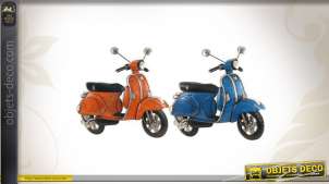 2 adornos de pared en forma de scooters rojos y azules