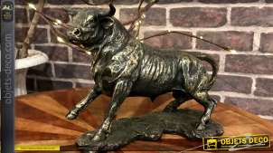Estatuilla de animal que representa un toro, acabado de metal negro dorado
