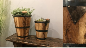 Conjunto de 3 cubos de madera natural con aros metálicos negros de estilo rústico