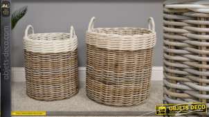 Conjunto de dos cestas de ratán, color natural y blanco, con asa de transporte.