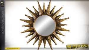 Gran espejo elegante Ø 80 cm en forma de sol en metal dorado y en relieve