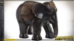 Estatuilla elefante tallado madera imitación ébano acabado negro con reflejos dorados 29.5 cm