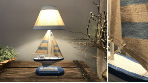 Lámpara de mesa con base en forma de velero en estilo marinero